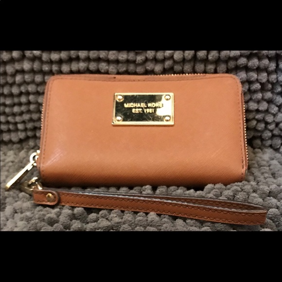 michael kors tan wristlet